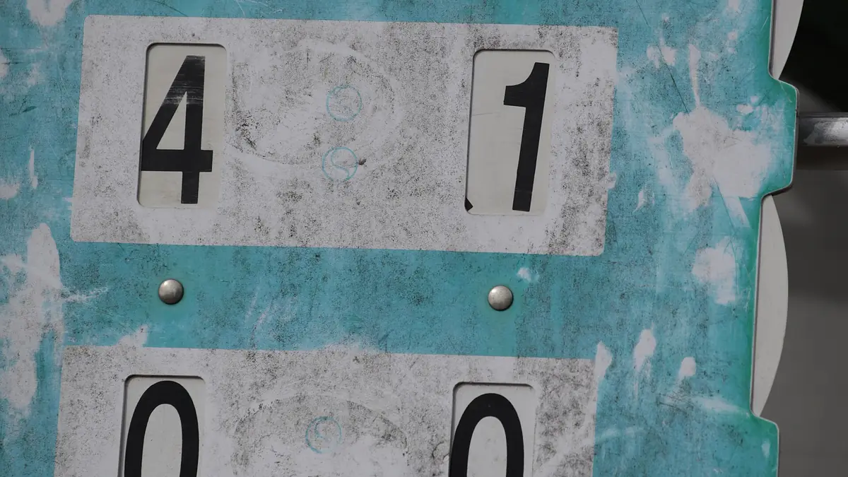 Close-up of a manual tennis scoreboard with flip number cards